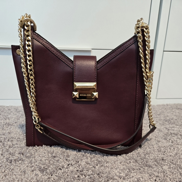 Chic Burgundy Handbag with Gold Chain - Picture 2 of 3